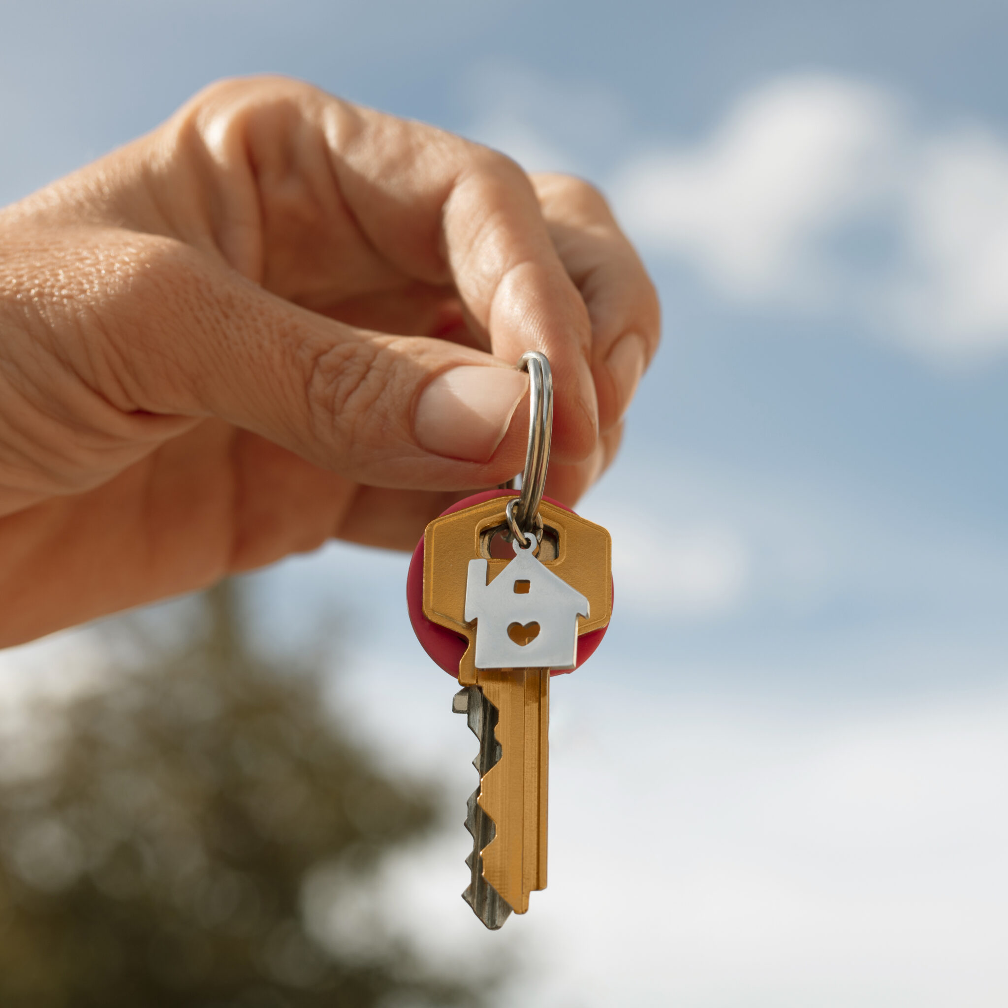 Mantener Las Llaves Mano Al Aire Libre Crop 1 2048x2048